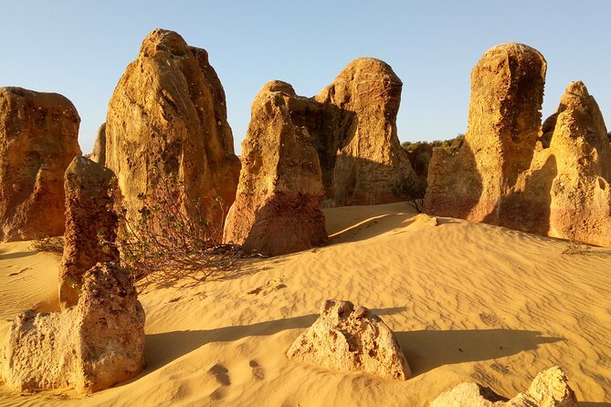 3 Day Pink Lake and Margaret River tour - Day 2: Nature’s Window, Hutt Lagoon light, Greenough lunch, and the Pinnacles