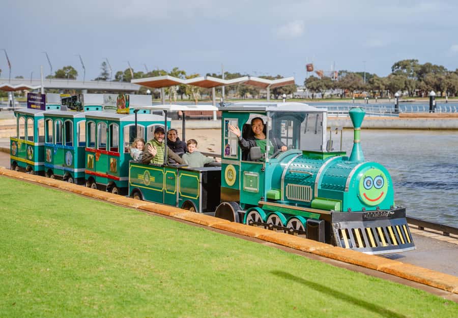 Mandjar Bay - Mini Toot - Mini Toot Basics: a 15-minute family train along Mandjar Bay