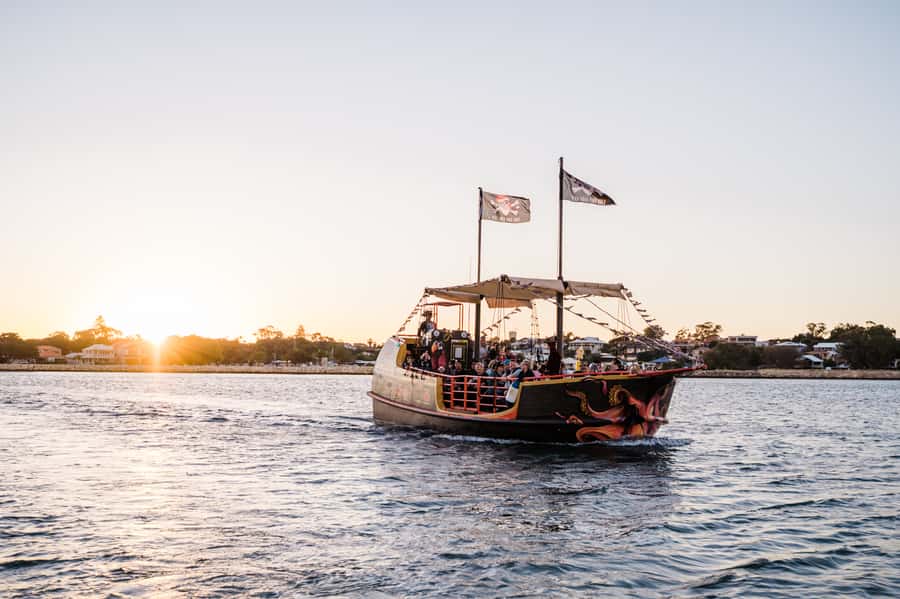 Mandurah: 1.5 Hour Sundowner Cruise - The Marina Loop: 360° Views, Boats, and Open-Air Fun