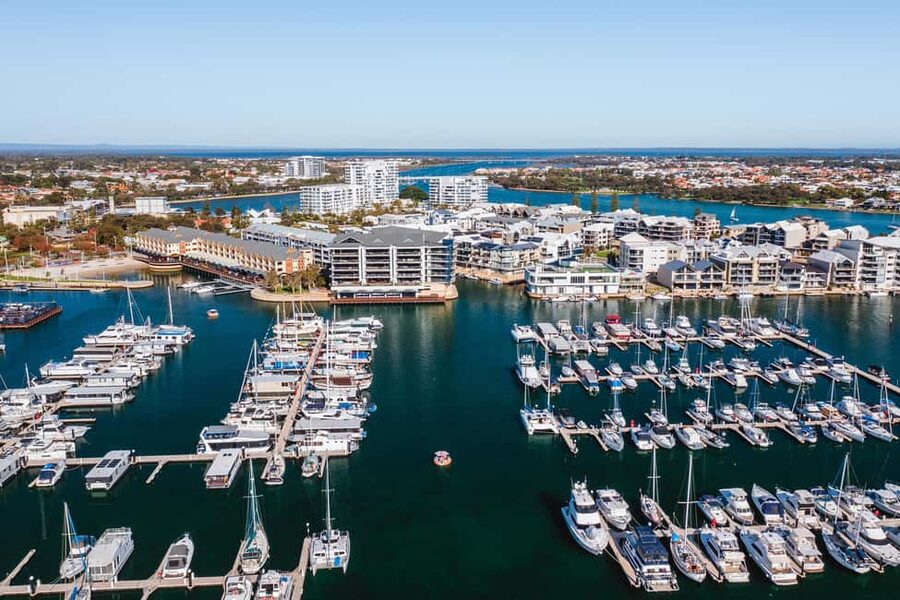 Mandurah: Self-Drive BBQ Boat Hire - Wildlife Spotting: Dolphins, Swans, and Pelicans