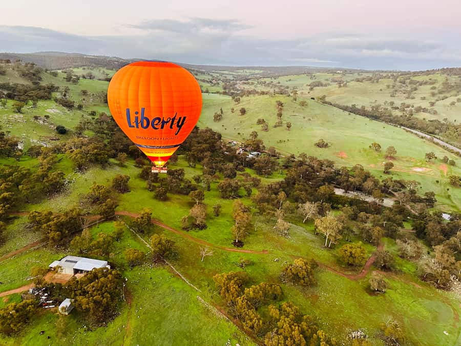 Perth to Northam: Balloon flight including shuttle bus - Before takeoff: safety briefing, inflation time, and hands-on options