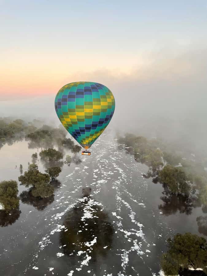 Perth to Northam: Balloon flight including shuttle bus - Landing, pack-up, and breakfast at Dome Cafe in Northam